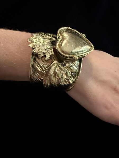 Sacred Heart Bracelet Gold